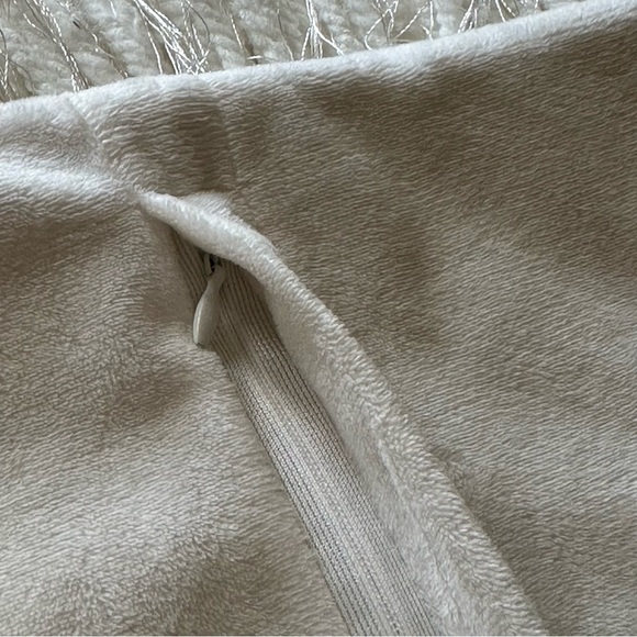 Pillow Covers - Fringed Throw/Toss Pillows - Set of 2 Lumber - Winter Home Decor - Picture 4 of 4